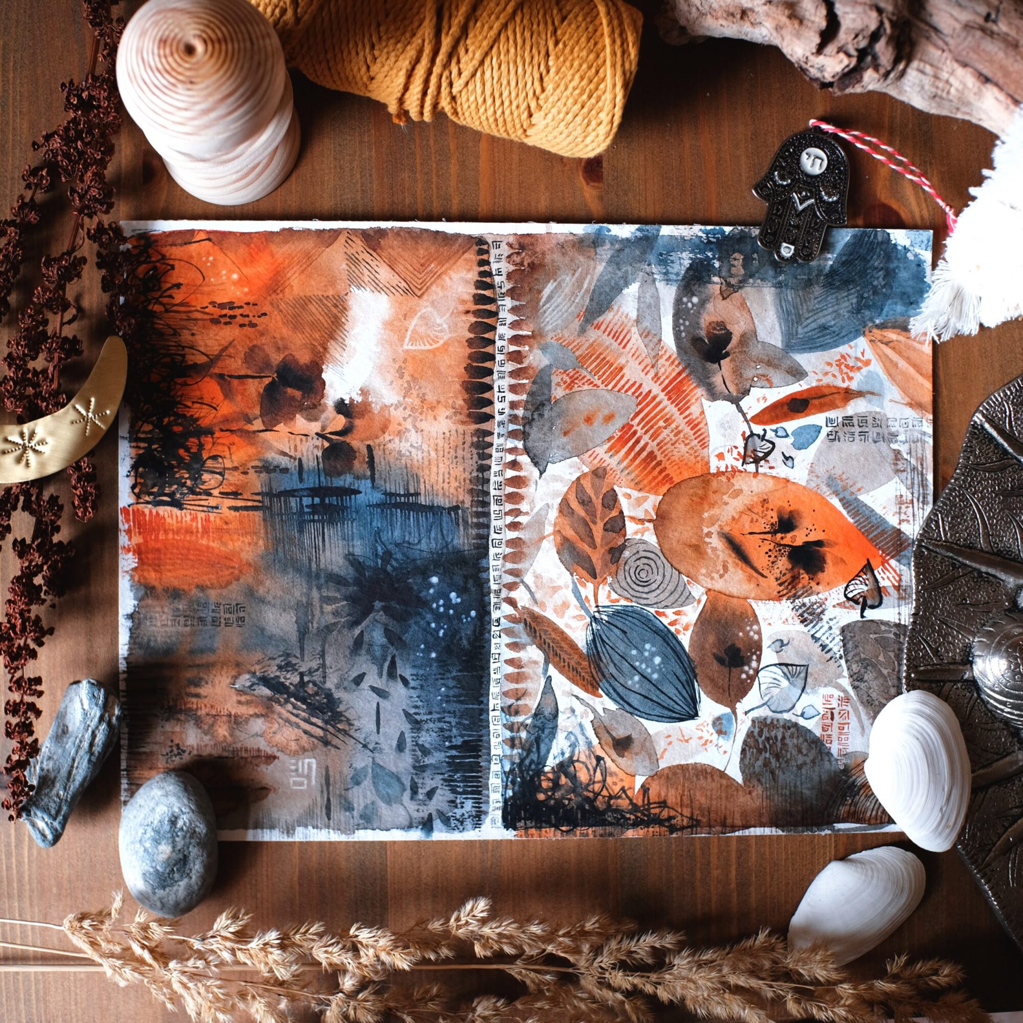 kupferwald maria und der pinsel aquarell malerei abstrakt orange blau grau blaetter schrift chaos ruhe scaled - Maria und der Pinsel