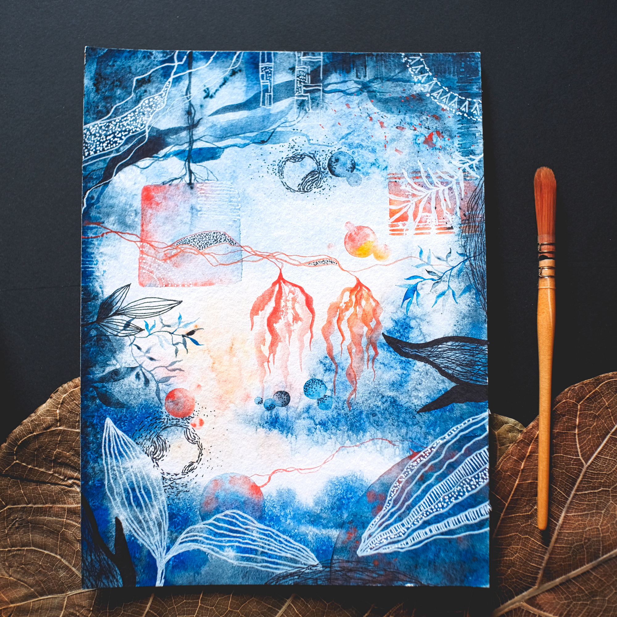 aquarell malerei kunst fuer zuhause unikat maria und der pinsel nervenkosmos hochformat orange blau rot abstrakt - Maria und der Pinsel