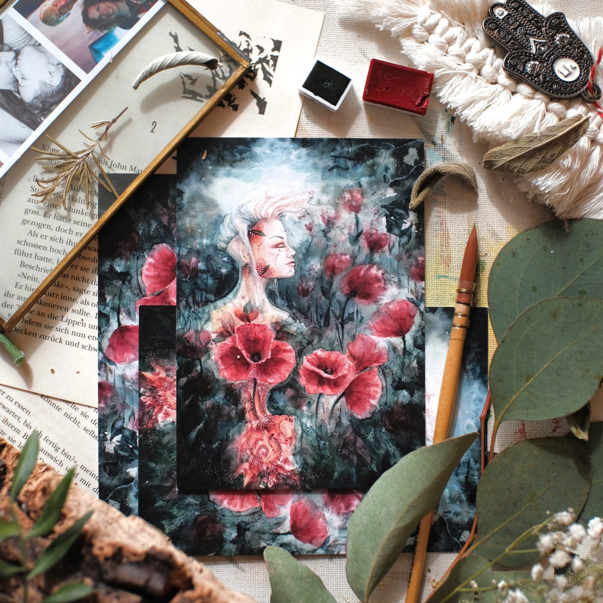 postkarte maria und der pinsel achtsamkeit mohnlichter feminine kunst aquarell oeko artprint wicca boho schaman scaled - Maria und der Pinsel