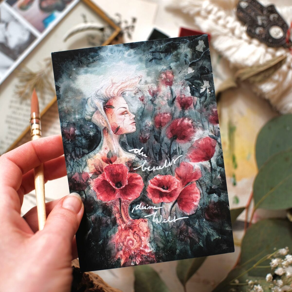 postkarte maria und der pinsel achtsamkeit mohnlichter feminine kunst aquarell oeko artprint wicca boho schaman1 scaled - Maria und der Pinsel