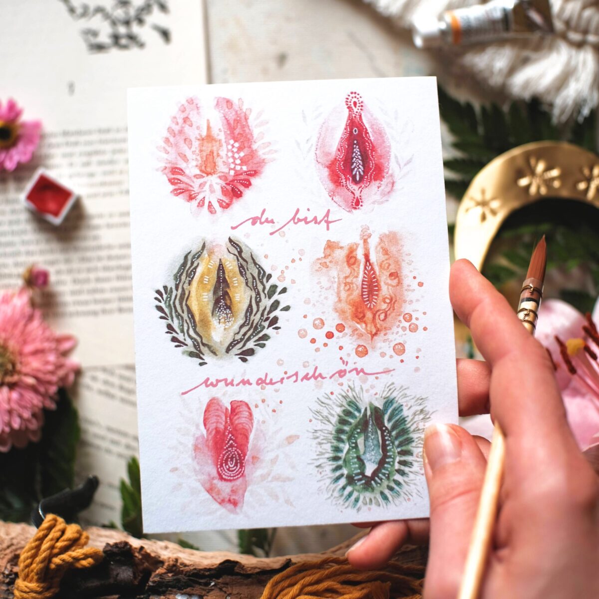 postkarte maria und der pinsel vulvaliebe vagina yoni zyklus feminine kunst aquarell oeko artprint wicca schaman boho scaled - Maria und der Pinsel