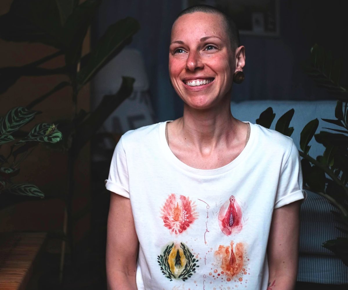 maria und der pinsel bio t shirt vulva yoni proud diversitaet nachhaltig fair trade geschenke fuer frauen - Maria und der Pinsel