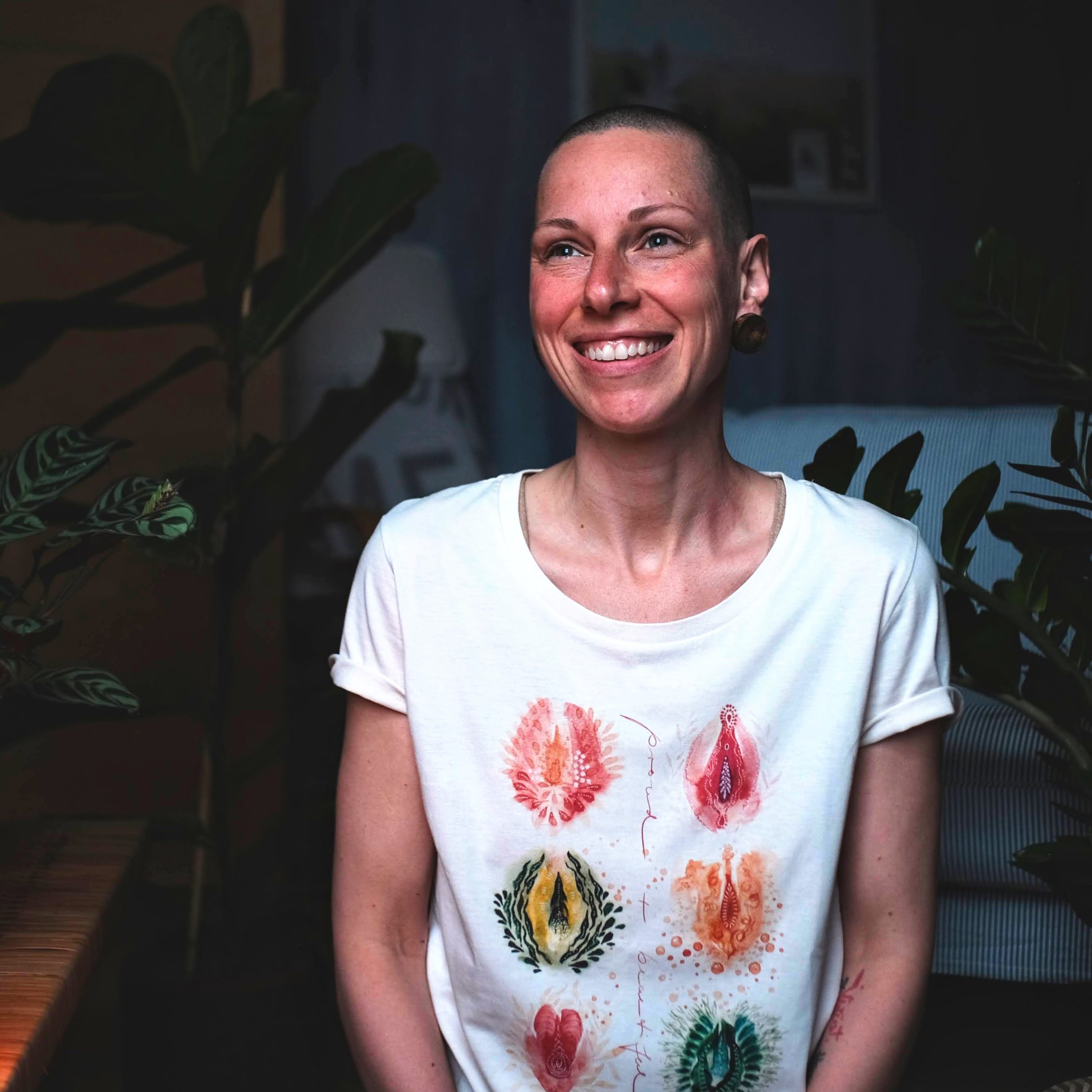 maria und der pinsel bio t shirt vulva yoni proud diversitaet nachhaltig fair trade geschenke fuer frauen - Maria und der Pinsel