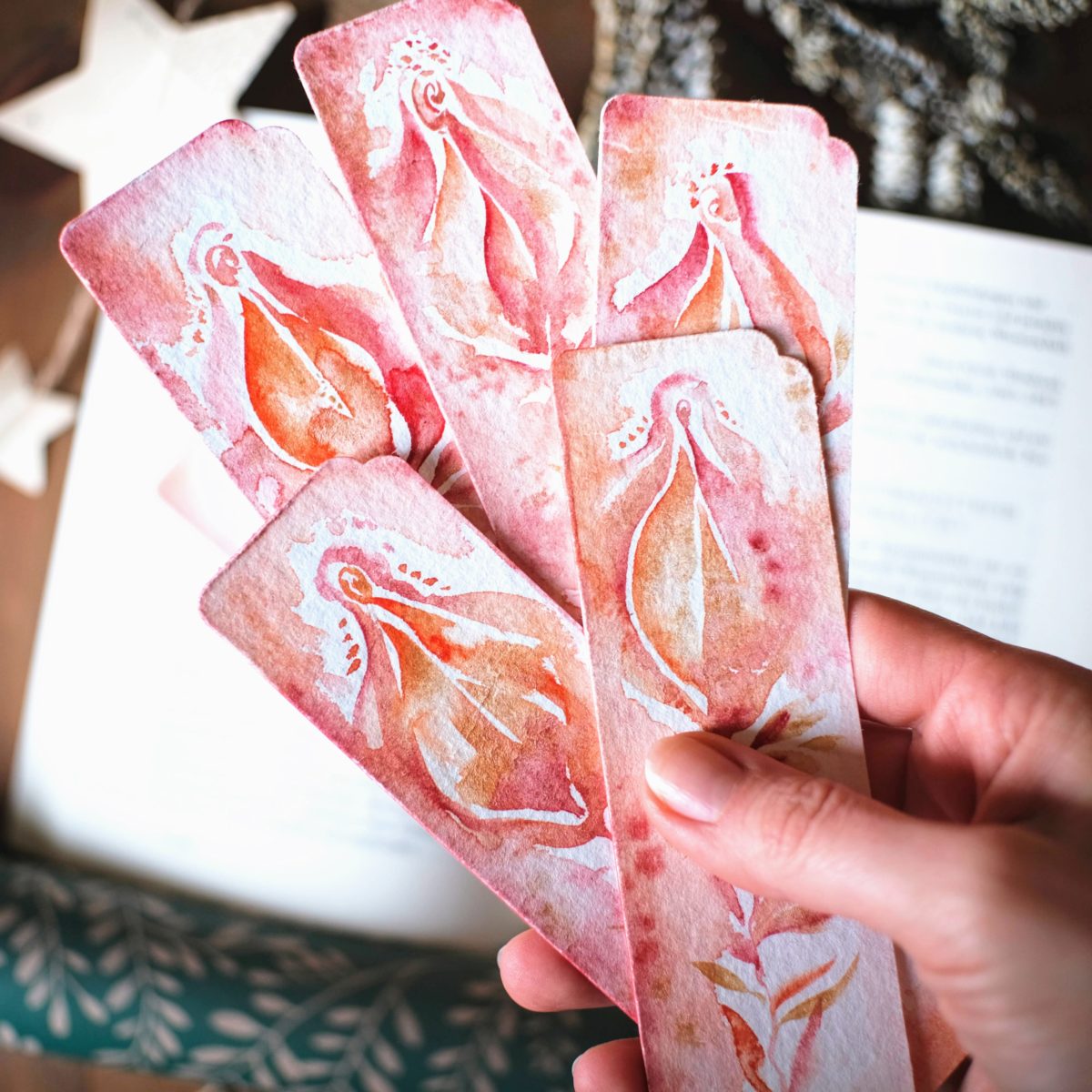 vulva lesezeichen aquarell handbemalt made with love viva la vulva merry clitmas feministische literatur rosa gold yoni rose maria und der pinsel 1 scaled - Maria und der Pinsel