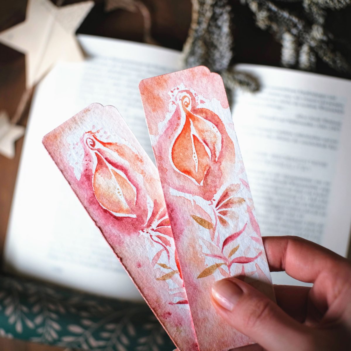 vulva lesezeichen aquarell handbemalt made with love viva la vulva merry clitmas feministische literatur rosa gold yoni rose maria und der pinsel scaled - Maria und der Pinsel