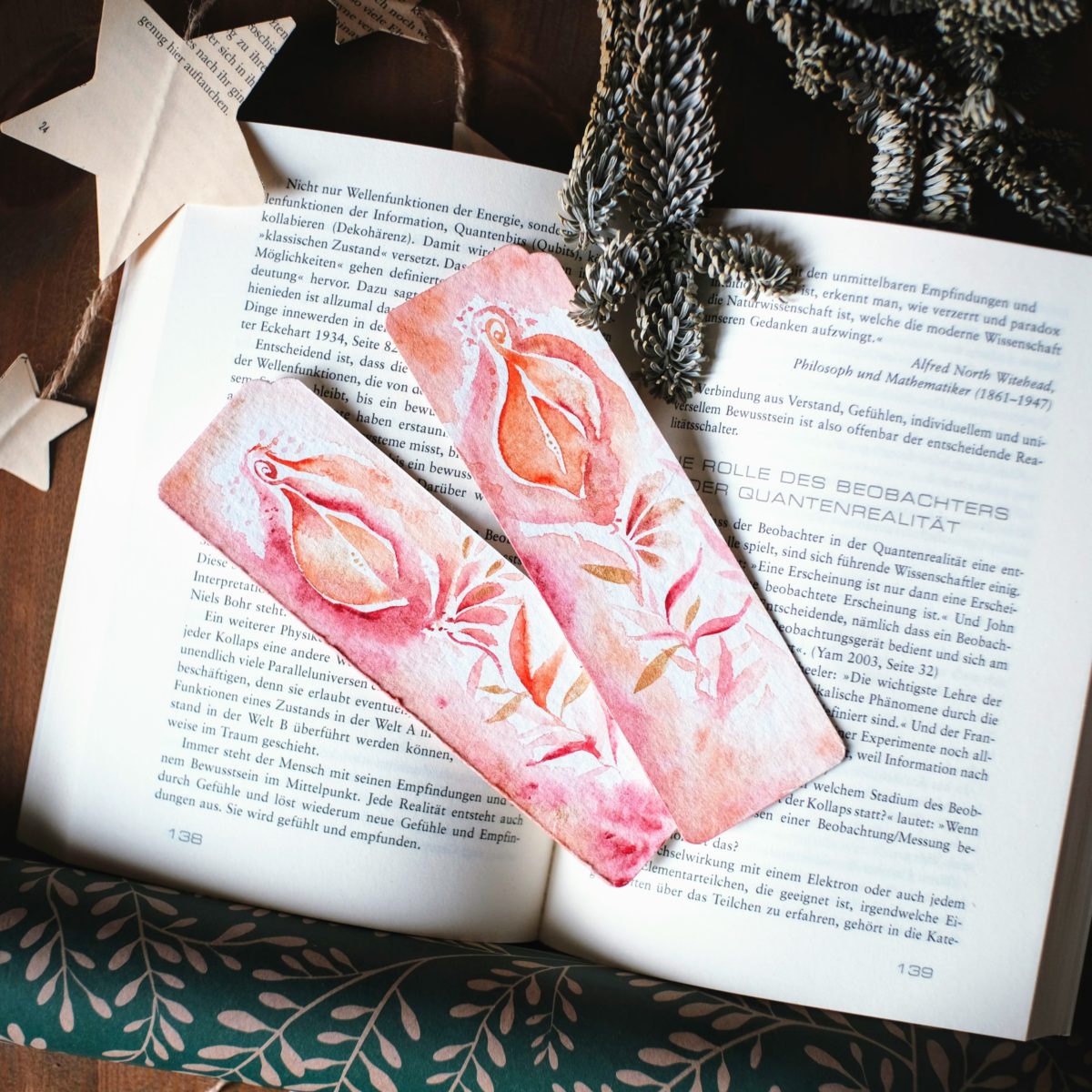 vulva lesezeichen aquarell handbemalt made with love viva la vulva merry clitmas feministische literatur rosa gold yoni rose maria und der pinsel 2 scaled - Maria und der Pinsel