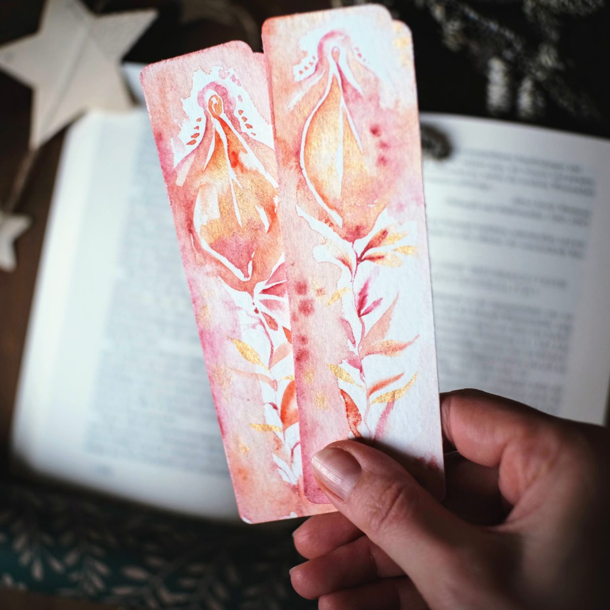 vulva lesezeichen aquarell handbemalt made with love viva la vulva merry clitmas feministische literatur rosa gold yoni rose maria und der pinsel 3 scaled - Maria und der Pinsel