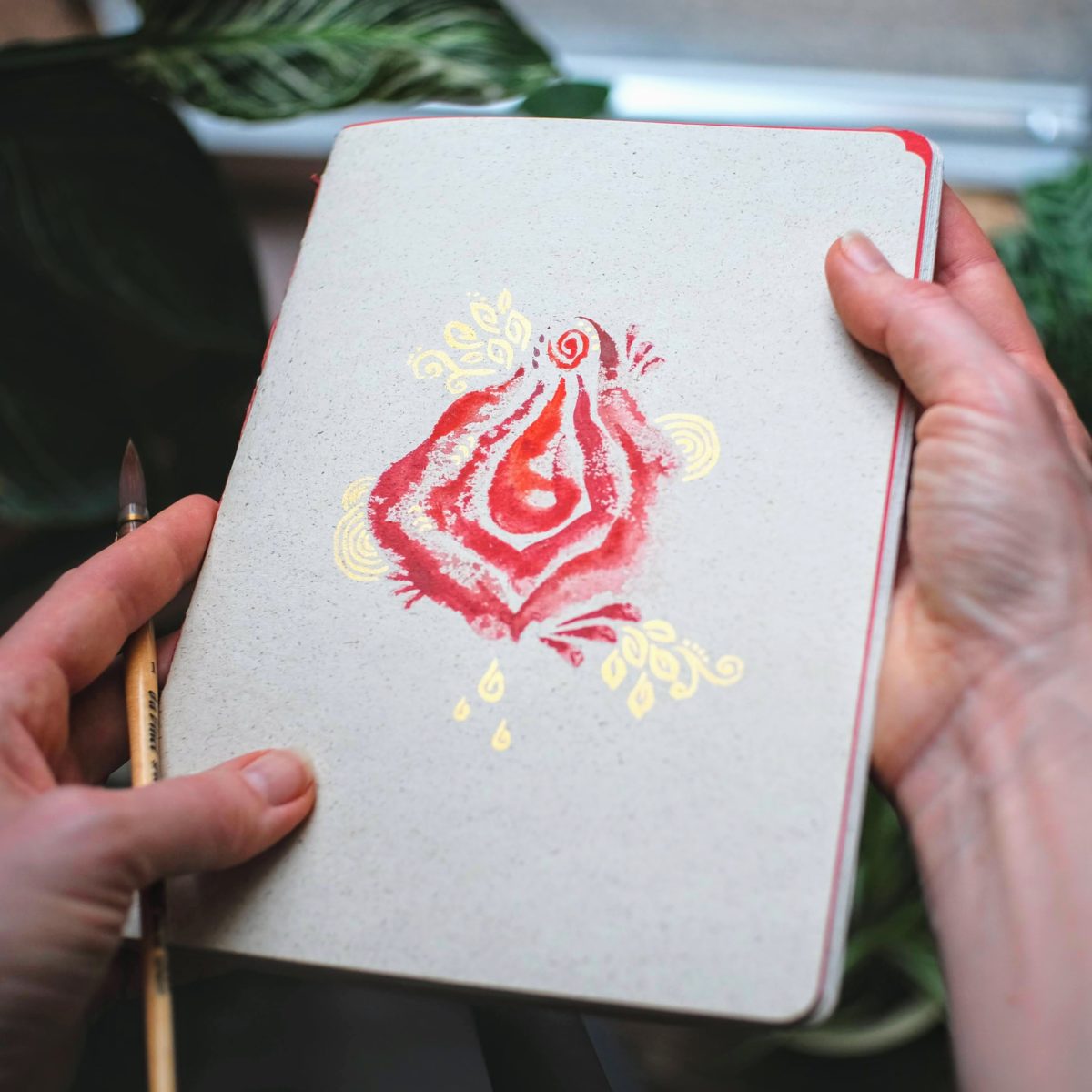 journal bleeding vulva hand gebunden bemalt graspapier gold rot tagebuch fuer die tage yoni maria und der pinsel 3 scaled - Maria und der Pinsel