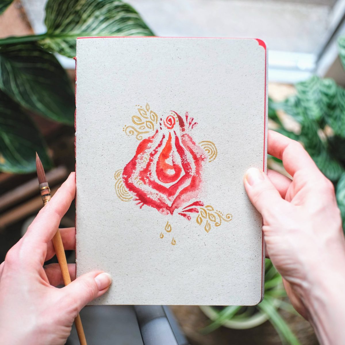 journal bleeding vulva hand gebunden bemalt graspapier gold rot tagebuch fuer die tage yoni maria und der pinsel 4 scaled - Maria und der Pinsel