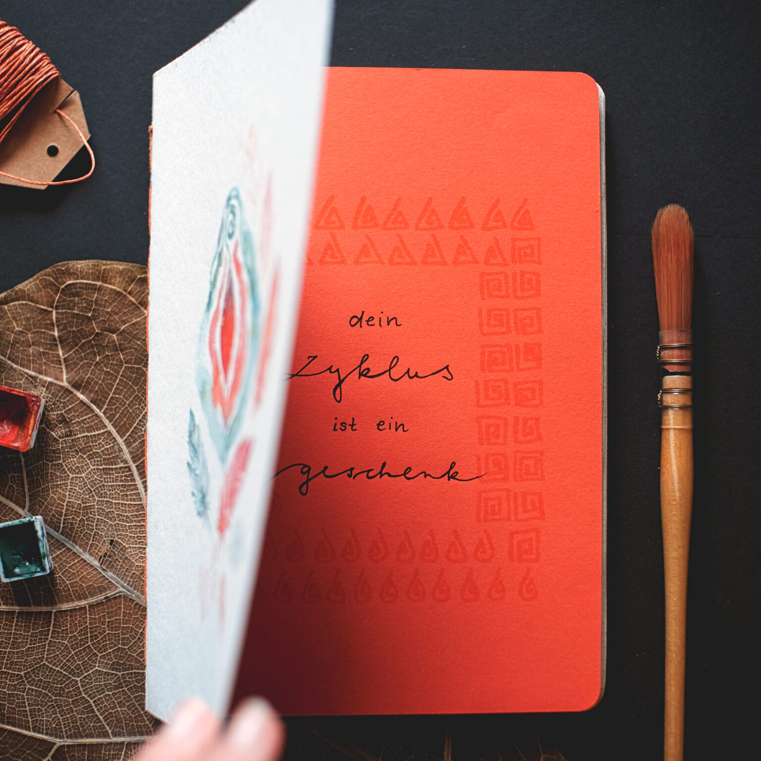 individuelle aufträge - Vulva Journal sommergarten Aquarell Unikat handgebunden handbemalt a5 Graspapier yoni yoniversum vagina zyklus body positivity lgbtq botschaft boho tagebuch notizbuch blanko Vulva Journal "Sommergarten" - Schmuckblatt mit Beispielbotschaft