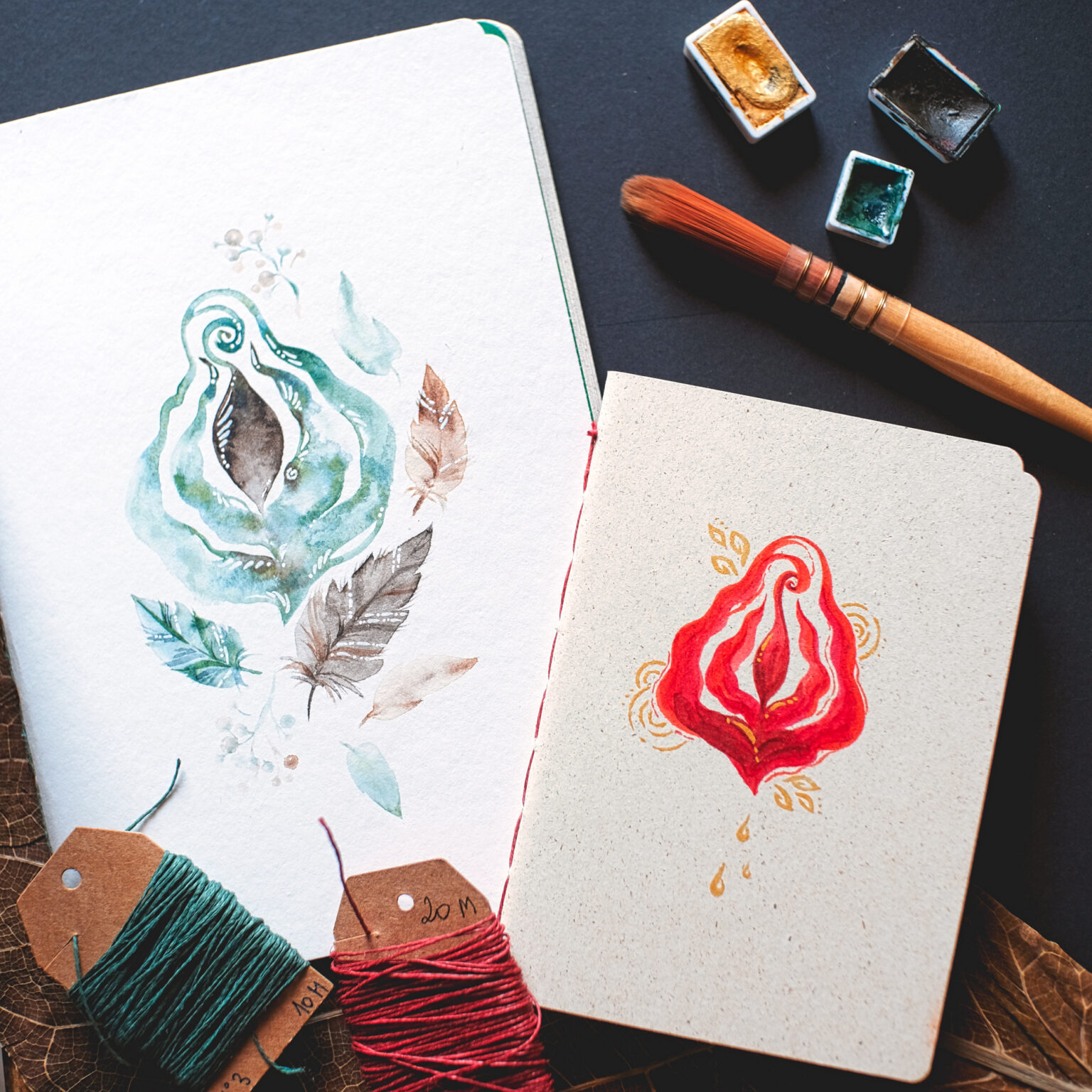 individuelle aufträge - dein eigenes vulva journal gestalten individuell personalisierbar notizbuch a5 a6 blanko tagebuch graspapier yoni vagina aquarell A5 Journal mit Aquarellumschlag in "Waldgeflüster" und A6 Journal mit Graspapierumschlag in "Mondbutliebe"