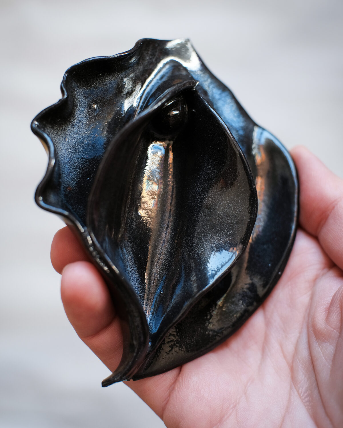 mondblutmalerei - Keramikvulva Kali Vulvapalette Mondblutmalerei schwarz handgefertigt Period Art Vulva aus Keramik Deko Schossraumheilung 2 von 4 1 Keramikvulva "Kali" in Schwarz