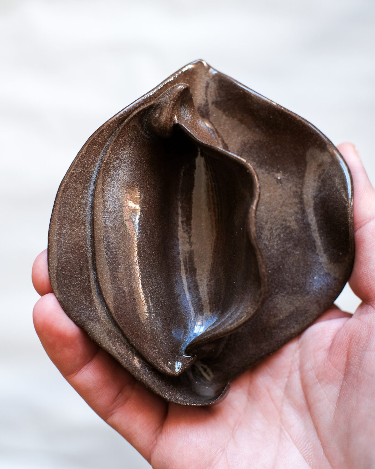 mondblutmalerei - Keramikvulva pachamama Vulvapalette Mondblutmalerei braun handgefertigt Period Art Vulva aus Keramik Deko Schossraumheilung 1 von 3 Keramikvulva "Pachamama" in Schokobraun